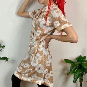 Robe chemise florale marron en provenance des États-Unis, robe chemise boutonnée à imprimé fleurs soleil rétro, robe florale vintage à manches courtes, robe de style années 70, taille 14,5