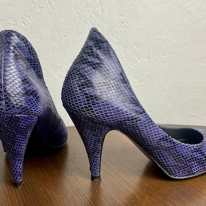Escarpins de style années 80 chaussures à talons oasis, motif peau de serpent noir détails escarpins de mode de style rétro, talon moyen, taille 37