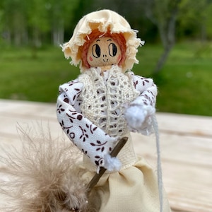 Figurine Housemaid 19th century, feather duster, handmade small souvenir, peg doll Victorian costume maid retro