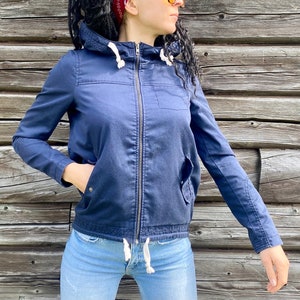 Chaqueta bomber azul vintage de ONLY, chaqueta de algodón Y2K con espalda extendida para mujer, corte ajustado y cómodo, talla XS