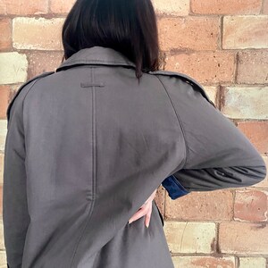 Trench grigio vintage: cappotto finlandese anni '80 con fodera in paisley, taglia S immagine 4