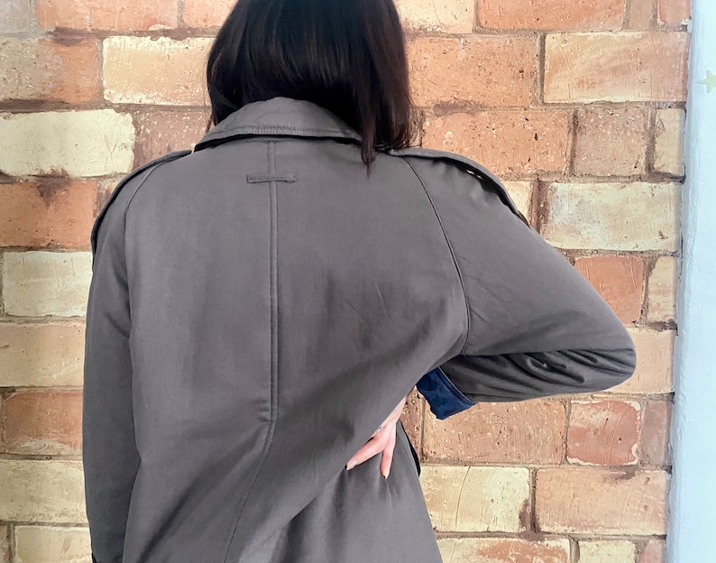 Trench grigio vintage: cappotto finlandese anni '80 con fodera in paisley, taglia S immagine 4