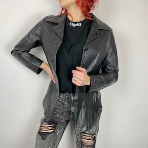 Blouson en cuir noir, bombardier vintage, blouson rétro, street style des années 90, blouson en cuir slim, femme, blouson pilote, taille S/M
