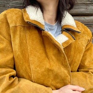 Veste sherpa bombée en cuir vintage, veste d'hiver en peau de mouton retournée marron chaud en cuir suédé, protection contre le froid, style bûcheron, taille 36, F38