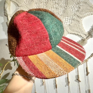 Puede incluir: Juego de tres tazas de cerámica con acabado mate moteado. Las tazas son de color crema, marrón claro y marrón oscuro. Cada taza tiene un diseño simple y minimalista, ideal para café o té.