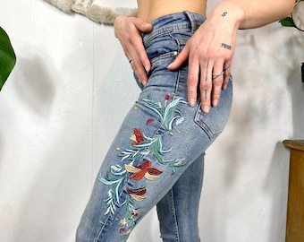 Jeans ricamati a fiori, denim alla caviglia media con bellissimi fiori sul lato, ricami colorati su denim, taglia 34, XS/S