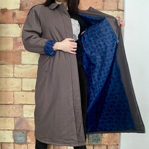 Trench grigio vintage: cappotto finlandese anni '80 con fodera in paisley, taglia S immagine 2