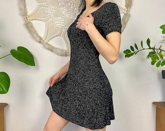 Sukienka mini z cekinami w stylu vintage z lat 70.: Czarna sukienka imprezowa z połyskiem, mała