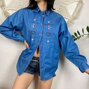 Camicia blusa in denim blu vintage con bottoni, stile country artistico, uccelli ricamati, cuori e fiori, vestibilità comoda, taglia 38, M