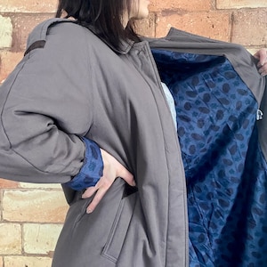 Trench grigio vintage: cappotto finlandese anni '80 con fodera in paisley, taglia S immagine 1