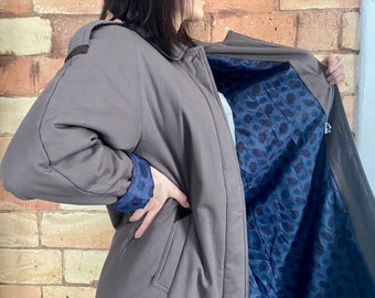 Płaszcz typu trench w kolorze szarym w stylu vintage: fiński płaszcz z lat 80. z podszewką w stylu paisley, rozmiar S