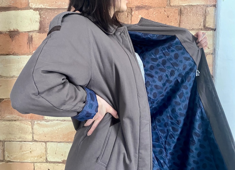 Trench grigio vintage: cappotto finlandese anni '80 con fodera in paisley, taglia S immagine 1