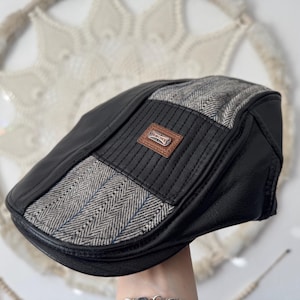 Puede incluir: Un letrero de madera rústica con el texto "Welcome to our home" en letras blancas. El letrero presenta un acabado envejecido y un diseño sencillo y acogedor, ideal para un porche o entrada.