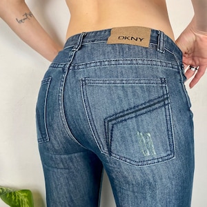 Vintage DKNY lågmidjejeans: sliten patchwork-denim, XS