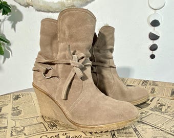 Vintage leather suede wedge ankle boots with lace-up details. size 39