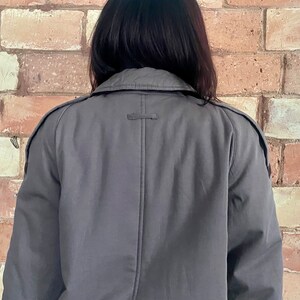 Trench grigio vintage: cappotto finlandese anni '80 con fodera in paisley, taglia S immagine 5