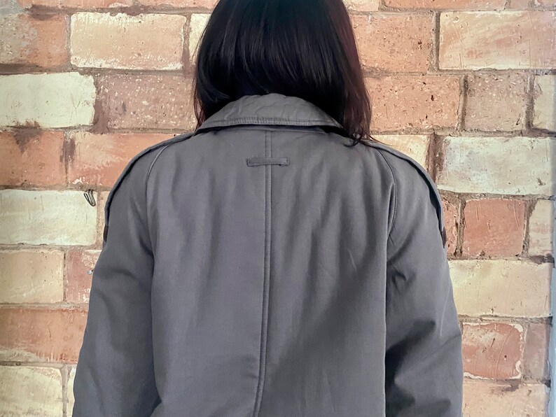 Trench grigio vintage: cappotto finlandese anni '80 con fodera in paisley, taglia S immagine 5