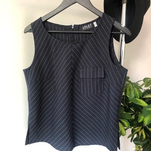 Classic sleeveless striped shirt with front pocket