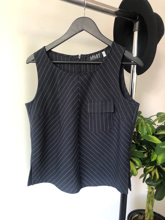 Classic sleeveless striped shirt with front pocket