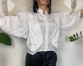 Blusa blanca vintage con chaleco bordado: Top de ópera brillante (M/L)