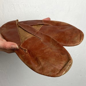 Pantoufles de danse ballerines rétro, ensemble unisexe en cuir marron avec un étui portefeuille, toile de ballet des années 50, vieille déco thème de danse antique rustique