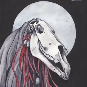 Puede incluir: Una pintura de acuarela de un cráneo de caballo con cintas rojas y campanas colgando de él. El cráneo está sobre un fondo de luna llena y un fondo negro.