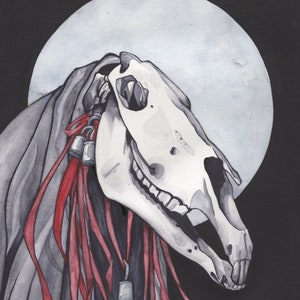 Puede incluir: Un cráneo de caballo blanco con una sonrisa de dientes, adornado con cintas rojas y cascabeles plateados, sobre un fondo de luna llena.