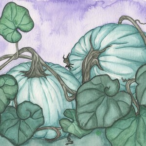 Puede incluir: Una pintura de acuarela de dos calabazas grandes de color azul pálido con enredaderas y hojas verdes. Las calabazas están sobre un fondo morado.