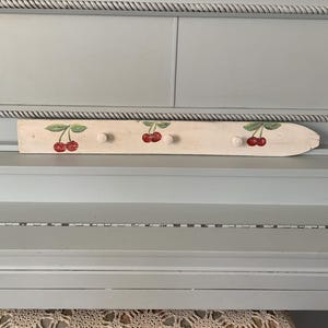 Letrero de pared Refab Picket Hooks Hangers Knob Blanco con Cerezas 30"L