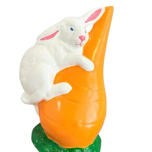 Figura de conejito de Pascua con forma de zanahoria, hecha a mano en cerámica vintage, moldeada en 1978.