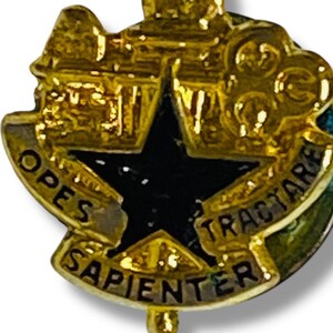 US Army Logistics University Unit Crest Pin Opens Sapienter Tractare .6"