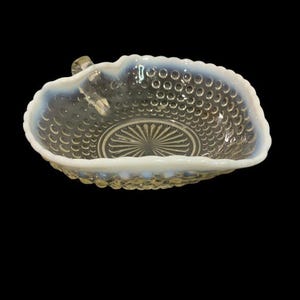Plato para dulces de vidrio con forma de hoja de piedra lunar opalescente de Anchor Hocking