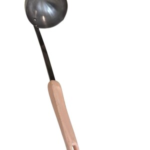 Puede incluir: Un cucharón de acero inoxidable con un mango de madera marrón claro. El cucharón tiene un cuenco profundo y redondo y un mango largo y delgado. El mango tiene un agujero en el extremo para colgarlo. Ideal para servir sopas, guisos y salsas.