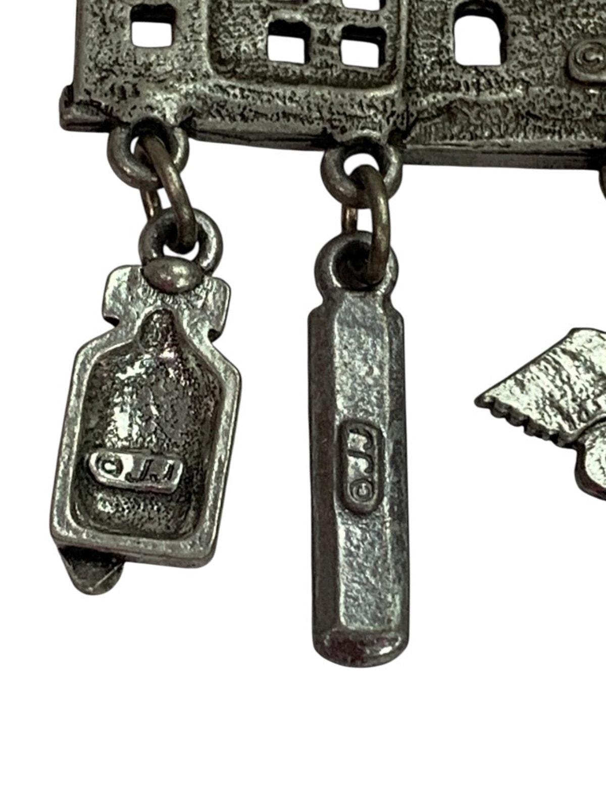 Broche Ancienne Hospital – Collection Artifacts Par Jonette Jewelry (JJ) – Années 80