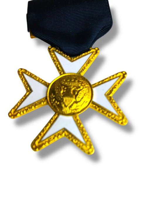 Vintage Widows Medal Masons Virginia Masonic White Enamel Maltese