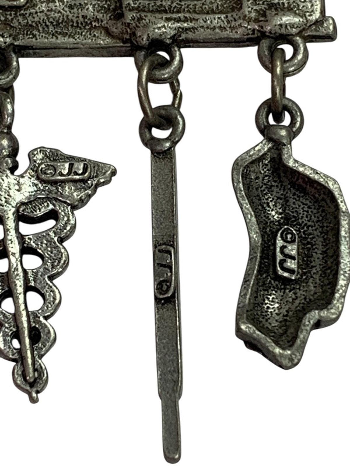Broche Ancienne Hospital – Collection Artifacts Par Jonette Jewelry (JJ) – Années 80