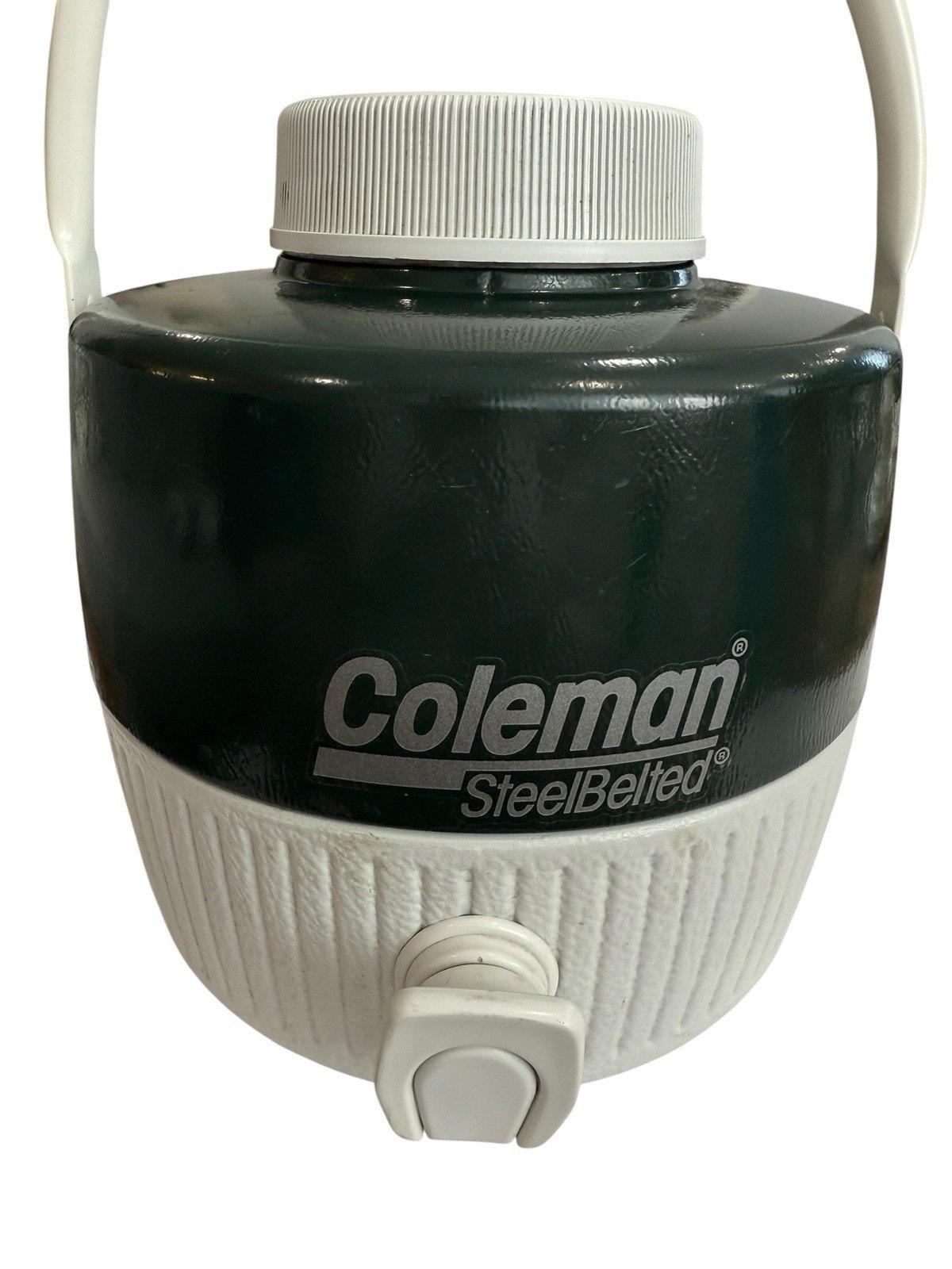 その他 Coleman STEELBELTED JUG Vintage Coleman Water Jug Cooler With Cup Green White 1 Gallon