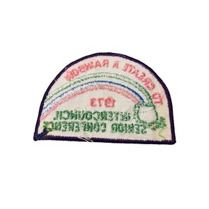 K&ouml;nnte beinhalten: Ein wei&szlig;er gestickter Aufn&auml;her mit einem Regenbogen und dem Text "СОВМЕСТНАЯ ИТАЛЬЯНО-СОВЕТСКАЯ КОМИССИЯ ПО СТРОИТЕЛЬСТВУ" in kyrillischer Schrift.