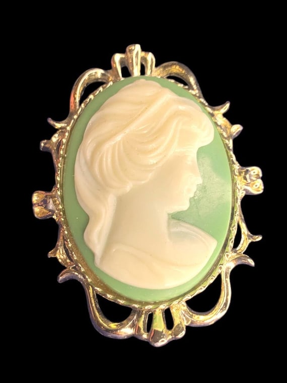 Vintage Signed Gerrys Brooch Pin Cameo White on Green Goldtone