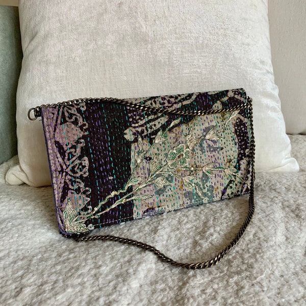Pochette de soirée en soie vintage Kantha violette et grise, sac de soirée ornée de broderies anciennes appliquées, pochette chaîne bronze