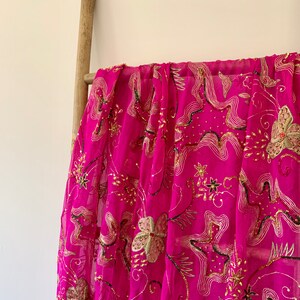Châle antique en soie rose brodée, décoration murale textile vintage, écharpe antique rose fuchsia pour mariage