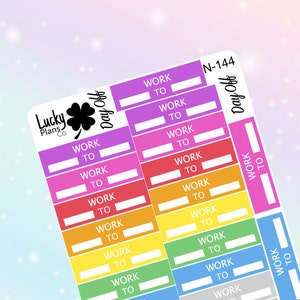 Könnte beinhalten: Bogen mit Planer-Aufklebern mit den Texten "Work To" und "Day Off". Die Aufkleber sind in verschiedenen Farben gehalten, darunter Lila, Pink, Rot, Orange, Gelb, Grün, Blau und Grau. Das Logo von Lucky Plans Co. ist sichtbar.