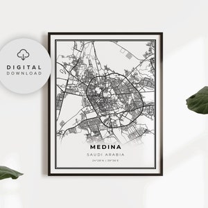Può includere: Mappa stampabile in bianco e nero di Medina, Arabia Saudita. La mappa mostra le strade e i punti di riferimento della città. Il testo "Medina, Arabia Saudita, 24°28'N | 39°36'E" è stampato sotto la mappa.