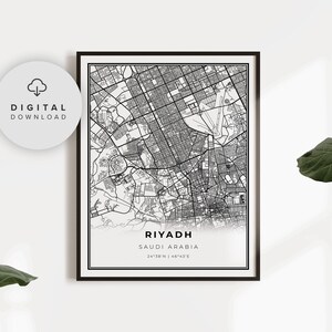 Op de afbeelding: Een zwart-witte printbare kaart van Riyad, Saoedi-Arabië. De kaart toont de straten en bezienswaardigheden van de stad. De tekst "RIYADH" en "SAOEDI-ARABIË" staat onder de kaart, samen met de coördinaten "24°38'N | 46°43'E".