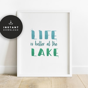 Haus am See Druck, bedruckbar, Das Leben ist besser am See, Wand Dekor Poster Cabincottage Rustikal Camping Natur Zeichen Wald Wälder, PN463