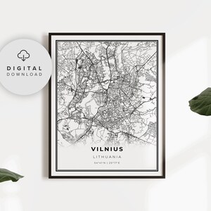 Puede incluir: Mapa imprimible en blanco y negro de Vilnius, Lituania. El mapa muestra las calles y los puntos de referencia de la ciudad. El texto "Vilnius, Lituania 54°41'N | 25°17'E" está en la parte inferior del mapa.