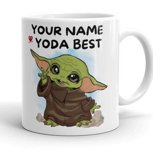 Op de afbeelding: Een witte keramische mok met een cartoon afbeelding van een groene baby Yoda. De mok heeft zwarte tekst met de tekst "YOUR NAME ♥ YODA BEST".