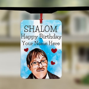 Könnte beinhalten: Ein Auto-Lufterfrischer mit einem Cartoon-Bild eines Mannes mit Brille und Schnurrbart. Der Text auf dem Lufterfrischer lautet "SHALOM Happy Birthday Your Name Here" mit roten Herzen um das Bild.