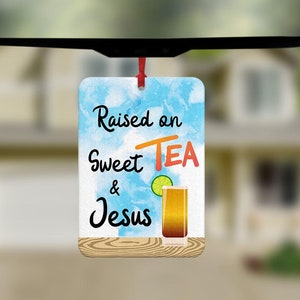 Könnte beinhalten: Ein Auto-Lufterfrischer mit Aquarellhintergrund und dem Text "Raised on Sweet TEA & Jesus". Der Lufterfrischer zeigt ein Glas Eistee mit einem Limettenstück.