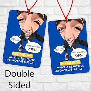 Pode incluir: Cartão de duas faces com uma ilustração de desenho animado de uma pessoa. O cartão tem um fundo azul com texto branco que diz "Quick I got to get round" e "This beautiful 73962". O texto "Dick Mabbutt" está em um botão amarelo. O texto "What a beautiful locomotive she is..." também está no cartão.
